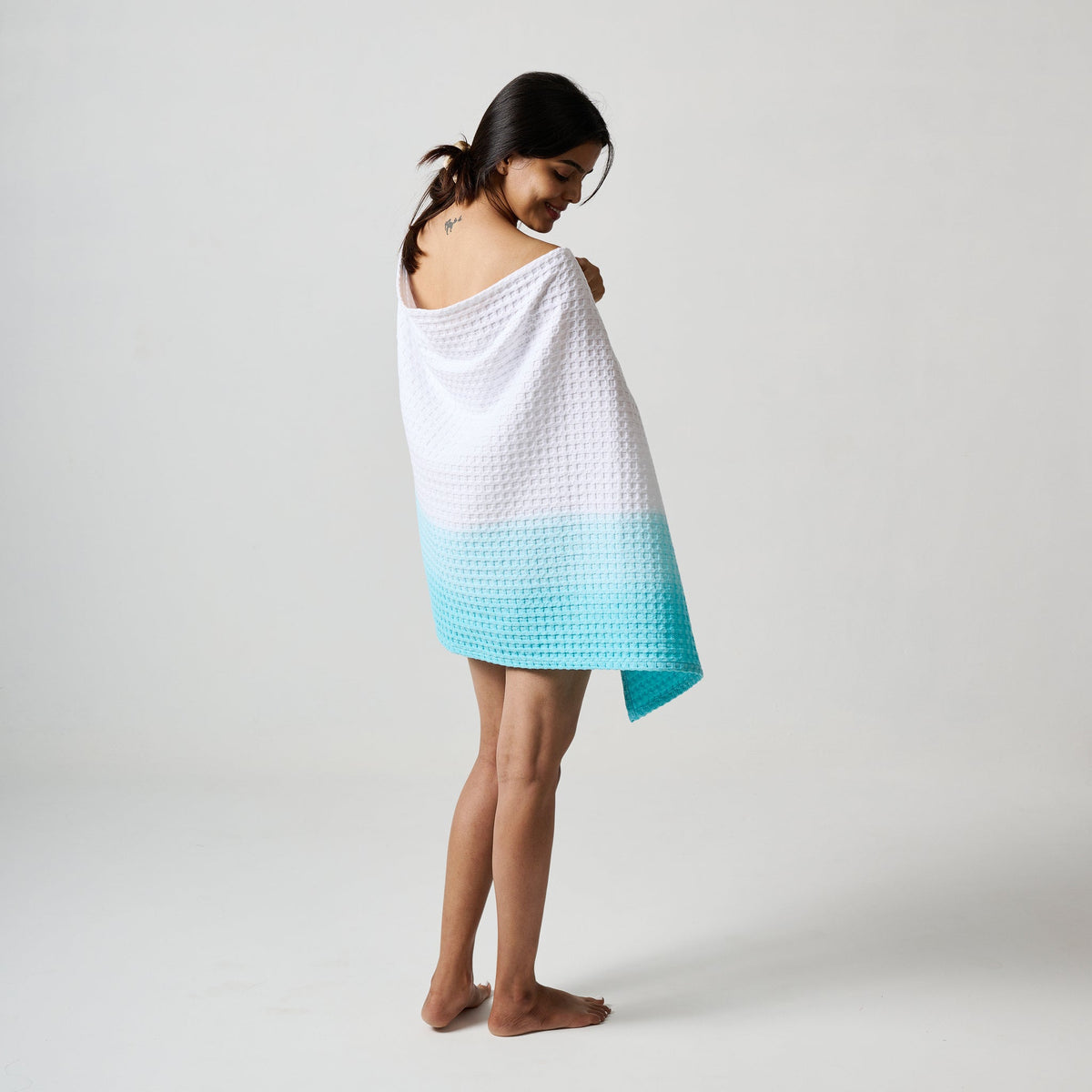 DIP DYED BATH TOWEL(white/aqua)